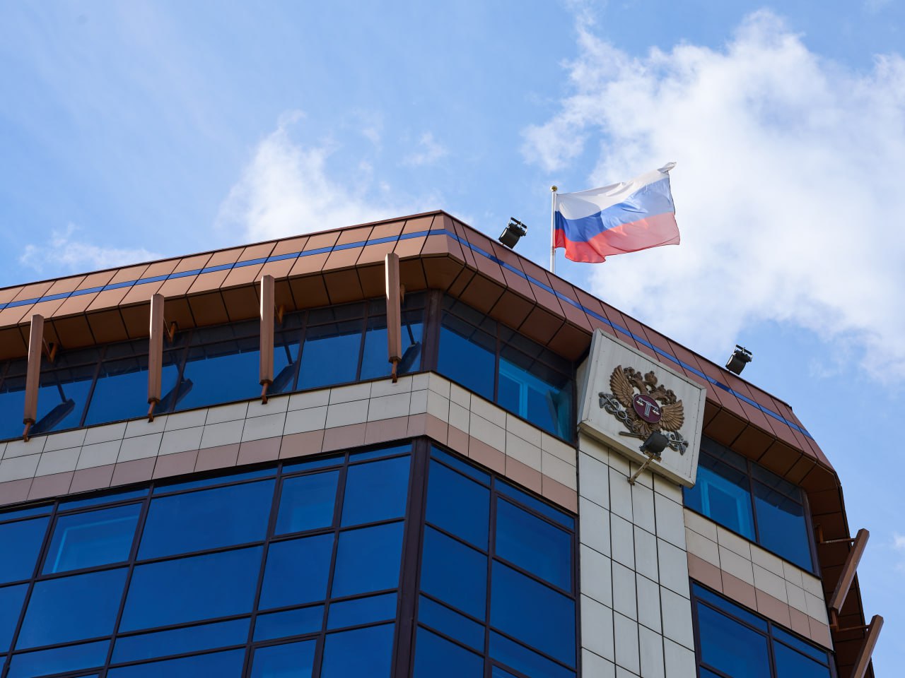 Арбитражный суд Красноярского края признал незаконным отказ в предоставлении ООО Новостровский и ООО Гарант 8 земельного участка в собственность без торгов Напомним что в производстве Арбитражного суда Красноярского края находилось дело по заявлению  ООО Новостровский и  ООО Гарант 8 о признании незаконным отказа Межрегионального территориального управления Федерального агентства по управлению государственным имуществом в Красноярском крае Республике Хакасия и Республике Тыва в предоставлении в собственность за плату без проведения торгов земельного участка площадью 28 713 кв м расположенного по адресу г Красноярск ул Профсоюзов дело А33 4849 2025 Как указывали истцы они являются собственниками нежилых помещений в здании по адресу г Красноярск ул Профсоюзов зд 3 стр 8 расположенном на земельном участке площадью 28 713 кв м Полагая что у них возникло право на приватизацию земельного участка без проведения торгов истцы обратились с соответствующим заявлением к ответчику в удовлетворении которого было отказано со ссылкой на пункты 1 6 14 статьи 39 16 Земельного кодекса РФ Оспаривая данный отказ истцы приводили следующие доводы 1  они имеют исключительное право на приобретение в собственность спорного земельного участка без проведения торгов 2  довод ответчика что здание находится в аварийном состоянии и эксплуатация помещений без проведения ремонтных работ не возможна не соответствует действительности по мнению истцов здание находится в нормальном состоянии помещения эксплуатируются 3  земельный участок расположен во втором поясе поверхностного водозабора на р Енисей а не в первом поэтому не может быть отнесен к землям изъятым из оборота или ограниченным в обороте 4  то что земельный участок расположен в территориальной зоне смешанной общественно деловой и многоэтажной застройки на возможность приватизации не влияет Публикация в сети Интернет информации о планах ООО УСК Сибиряк осуществлять в границах земельного участка строительство жилого комплекса не является основанием для отказа в предоставлении истцам земельного участка утверждали истцы  15 09 2025 судом оглашена резолютивная часть решения об удовлетворении заявленных требований в полном объеме признании незаконным отказа Межрегионального территориального управления Федерального агентства по управлению государственным имуществом в Красноярском крае Республике Хакасия и Республике Тыва как не соответствующего Земельному кодексу Российской Федерации В качестве восстановительной меры Суд обязал уполномоченный орган устранить нарушение прав и законных интересов заявителей путем повторного рассмотрения обращения заявителей о предоставлении в собственность за плату без проведения торгов земельного участка находящегося в государственной собственности в целях эксплуатации нежилых помещений в здании расположенном на указанном земельном участке Подробные мотивы будут изложены судом в мотивированном решении которое будет изготовлено в течение 10 рабочих дней Решение пока не вступило в законную силу ВК Телеграм Сайт Чат бот