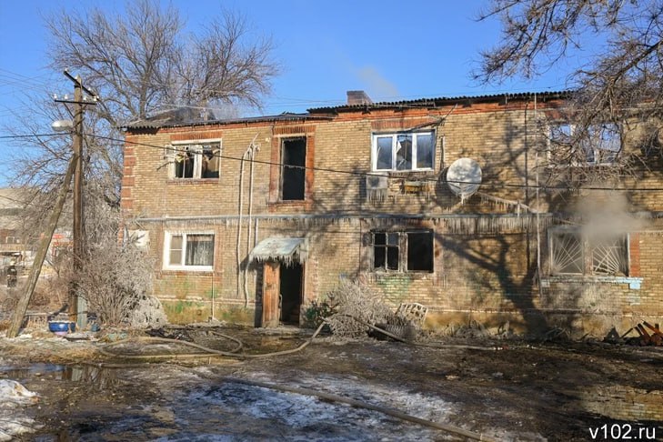 Земля в обмен на инвестиции: в Волгограде выставили на торги посёлок 4-й участок  24 февраля администрация Волгограда выставила на торги территорию посёлка 4-й участок Краснооктябрьского района. Как сообщает ИА «Высота 102», аукцион состоится весной, в марте 2025 года. Победителю торгов достанется участок земли в границах ул. Тарифной, ул. им. Атласова, ул. им. маршала Еременко, ул. Ополченской и ул. Большереченской площадью 60,3 тыс. кв. метров.  Начальная цена аукциона — 13,1 млн рублей. При этом победителю торгов предстоит инвестировать в застройку данной территории порядка 11,3 млрд рублей в течение 10 лет. Здесь должны появиться не менее 11 новых МКД общей площадью 114,5 тыс. кв. метров, а также детский сад на 221 ребёнка, парковочные пространства на 1497 автомобилей, а также новые дороги.  Примечательно, что продают власти землю несмотря на то, что здесь расположены 23 многоквартирных дома и до сих пор проживают собственники квартир.    Подробнее