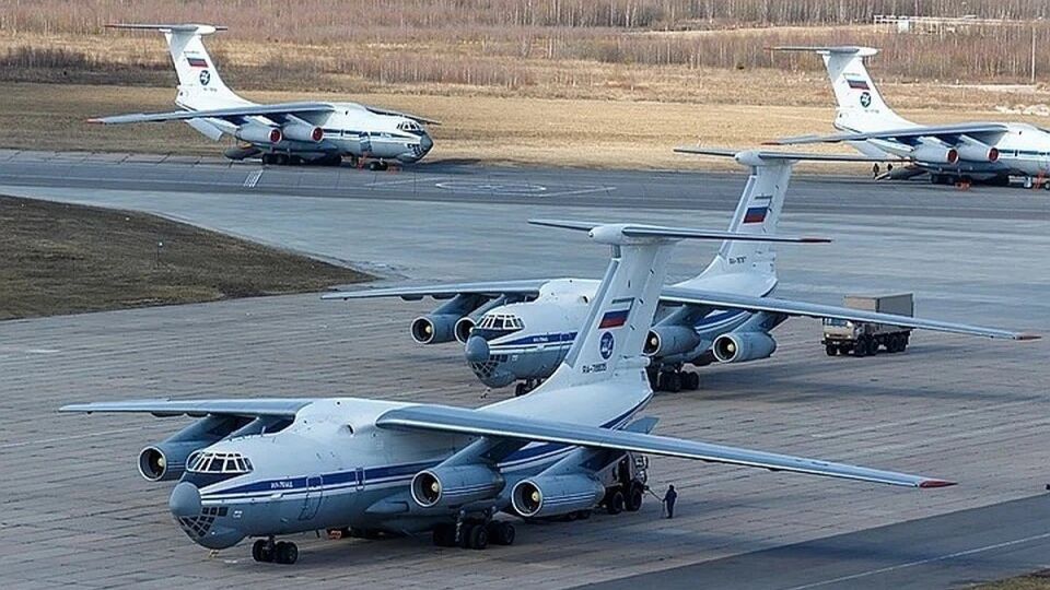 Суд в Крыму арестовал военного за организацию платных перевозок самолетами ВКС В Крыму суд арестовал фигуранта дела за перевозку гражданских лиц на самолетах военно транспортной авиации ВКС РФ Об этом сообщила объединенная пресс служба судов общей юрисдикции города Севастополя и УСД в г Севастополе Военнослужащий подозревается в организации совместно с иными лицами за денежное вознаграждение незаконных перелетов гражданских лиц на воздушных судах военно транспортной авиации ВКС России не имевших права на такие перевозки говорится в сообщении Уточнялось что перевозка гражданских осуществлялась по маршрутам Севастополь Ростов на Дону Москва Граждане являвшиеся взяткодателями платили за такое путешествие в среднем 25 000 30 000 рублей в одну сторону Как писал сайт KP RU 29 ав Подробнее