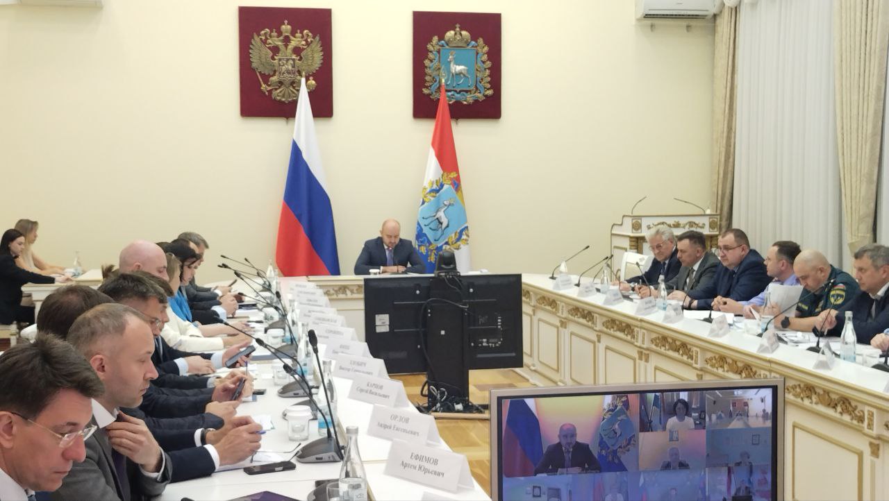 В эти минуты в правительстве Самарской области проходит оперативное совещание с участием Губернатора Самарской области Вячеслава Федорищева В повестке несколько вопросов, среди которых работа по очищению водных объектов, реализация государственной программы "Народный бюджет Самарской области", а также рассмотрение обращений граждан. : ГТРК Самара