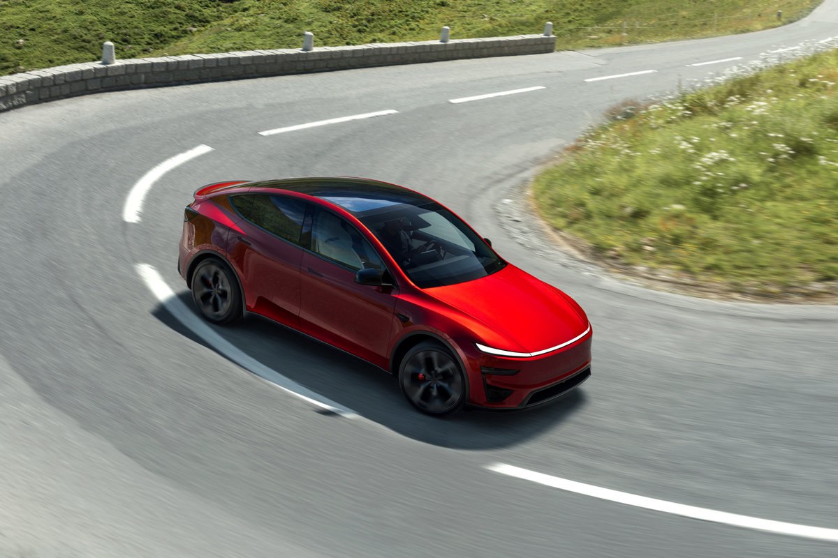 Tesla установила рекорды по поставкам электрокаров и квартальной выручке несмотря на сокращение производства Из ежеквартального отчёта компании для инвесторов следует что за третий квартал июль сентябрь Tesla отгрузила рекордные 497 1 тысячи машин и продемонстрировала лучший результат по выручке 28 1 миллиарда долларов Поставки электромобилей повысились на 7 относительно того же периода прошлого года Однако объёмы производства снизились на 5 до 447 45 тысячи машин Выручка выросла на 12 и превысила средний прогноз аналитиков При этом чистая прибыль сократилась на 37 до 1 37 миллиарда долларов Журнал Авто ру online