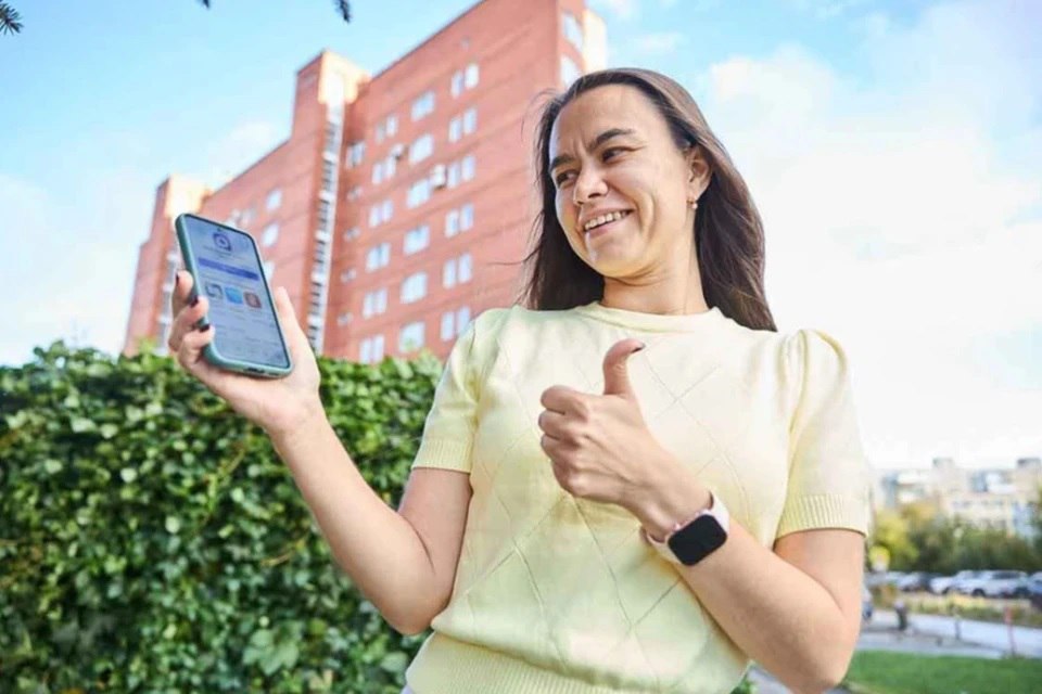 Россиянам может грозить штраф до 200 тысяч рублей за неосторожное сообщение в домовом чате Лишение свободы до двух лет или штраф в 200 тысяч рублей грозит за распространение в чатах домов личной информации граждан без их согласия Об этом сообщил депутат Госдумы Александр Якубовский Парламентарий напомнил что сообщения в общедомовых чатах часто признают публичными поскольку в подобных группах как правило состоит большое число граждан И незаконное распространение персональных данных без согласия подпадает под статью 13 11 КоАП РФ Минимальный штраф по этой статье составляет 15 тысяч рублей а максимальный до 200 тысяч Или лишение свободы до двух лет Как отметил Александр Якубовский речь идет о публикации адресов телефонов или иной личной информации Подписаться на truekpru Читать нас в MAX