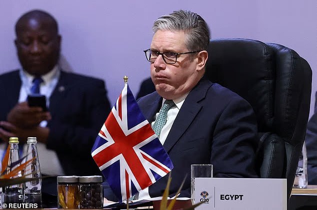 Премьер министр Великобритании Кир Стармер может досрочно покинуть свой пост уже в следующем году Об этом сообщает газета Daily Mail со ссылкой на источники в Лейбористской партии страны Он был очень спокоен Не как человек несущий на своих плечах весь мир Или тот кто ожидает что это продлится недолго приводит издание слова неназванного депутата от лейбористов Согласно публикации майские местные выборы 2026 года рассматриваются как вероятный момент для смены руководства Великобритании если Стармер еще сохранит пост до этого времени На фоне низких рейтингов партии 18 в опросах и внутренней конкуренции некоторые члены правительства уже готовятся к борьбе за пост лидера пишет DM Газета также сообщает что в партии отмечают изменения в поведении Стармера Один из министров обратил внимание на что то прощальное в личном письме британского премьера сыну опубликованном на прошлой неделе DM также приводит данные опроса согласно которому только 9 избирателей верят что Стармер сохранит пост премьера после следующих выборов При этом 69 респондентов считают Лейбористскую партию разобщенной