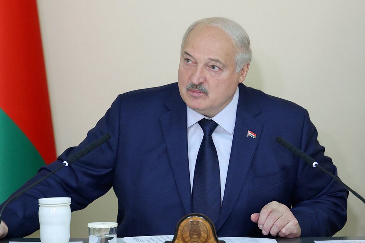 Лукашенко дал интервью одному из американских СМИ Оно будет опубликовано не раньше августа, сообщили в новостях на телеканале «Беларусь-1». По данным агентства «БелТА», название издания и имя интервьюера не раскрываются по просьбе самого СМИ, поскольку в редакции хотят сохранить интригу. Основными темами беседы стали: переговоры России и Украины отношения Белоруссии и США спецоперация учения «Запад 2025» ядерное оружие и комплекс «Орешник» Подпишитесь на «Абзац» Добавьте «Абзац» в ленту «Дзена»