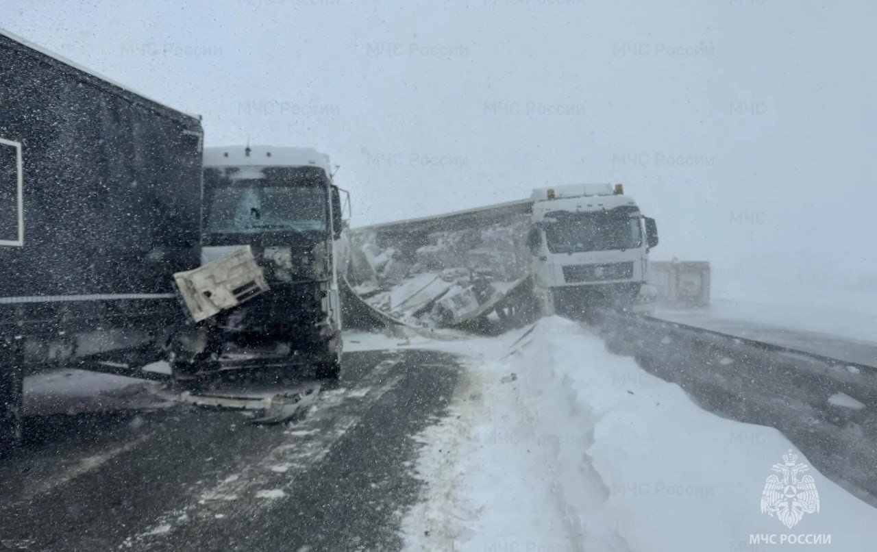 Многокилометровая пробка образовалась на трассе М 4 Дон в направлении Воронежа сегодня днём 16 февраля Причиной затора на дороге стали несколько ДТП из за которых перекрыли два участка автодороги в Тульской области Осложнил ситуацию снегопад из за которого видимость на трассе практически нулевая На местах аварий организованы работы по оперативному восстановлению движения   vrn aif ru auto road mnogokilometrovaya probka obrazovalas na trasse m 4 v napravlenii voronezha aifvrn