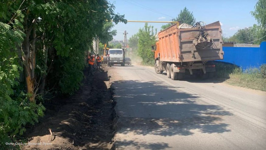 На печально известной улице в Новосибирске начали делать тротуар В Дзержинском районе Новосибирска на улице Технической начали укладку тротуара. Побывав на месте, редакция Om1 Новосибирск убедилась, что работы идут полным ходом. Рабочие уже успели снять слой земли на обочине дороги. Один из специалистов подтвердил, что сейчас они заняты укладкой тротуара. Ранее редакция Om1 Новосибирск общалась с местными жителями, которые пожаловались на небезопасность этой улицы. После смертельного ДТП в марте этого года редакция подготовила череду материалов по ситуации с этим участком улицы. Укладку тротуара начали спустя два месяца после трагического случая. Хотите рассказать о проблемах, которые беспокоят вас в Новосибирске Пишите в нашу предложку!
