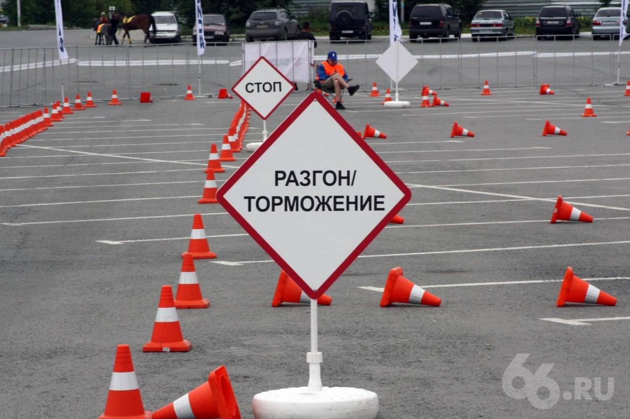 По новому сдавать экзамены в автошколах будут только через полгода Минпросвещения перенесли сроки введения новых правил сдачи экзаменов на права с 1 сентября на 1 марта Новые правила предполагают что получить удостоверение будет тяжелее и дороже Какие изменения будут Дистанционка и новые темы Теорию можно будет изучать онлайн В программу добавят правила оформления ДТП через приложение и управление электросамокатами Практика Часов вождения станет больше на механике 58 вместо 56 на автомате 56 вместо 54 Автошколы Учебные автодромы должны соответствовать новым технормам покрытие с нужным коэффициентом сцепления системы водоотведения Обязательны манекены и пособия для отработки первой помощи что может поднять цену обучения Рейтинг школ С 1 сентября 2025 появится открытая база автошкол Ключевой показатель аварийность выпускников плюс другие метрики для сравнения   Новости из Екатеринбурга