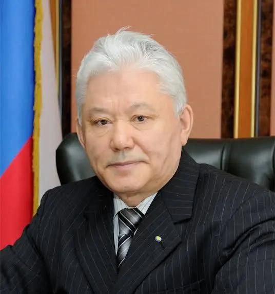 Памятник Первому Президенту Якутии Михаилу Ефимовичу Николаеву в Якутске будет установлен на пересечении проспекта М Николаева и Сергеляхского шоссе рядом с ипподромом перед строящимся Арктическим центром эпоса и искусств Выбор проекта сделает жюри К 13 ноября день рождения Михаила Николаева будет выявлен победитель конкурса который начнёт проектировать мемориал и прилегающее общественное пространство  Об этом сообщил глава Якутии Айсен Николаев во время Прямой линии 27 сентября YakutskRF