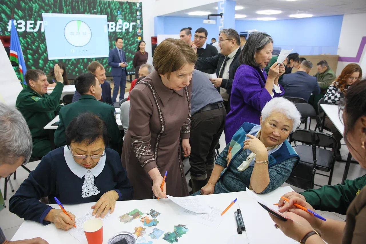 Ольга БАЛАБКИНА Экопроект Зеленый четверг помогает якутянам сделать мир чище и здоровее В рамках годичного совещания Министерства экологии Якутии состоялась стратегическая сессия по масштабированию и продвижению экологического проекта Зелёный четверг Проект инициированный Минэкологии Якутии доказал свою эффективность и получил широкий отклик На стратегической сессии принимают участие не только сотрудники министерства экологии но и активисты пропагандирующие экологическое поведение предприниматели которые занимаются выращиванием зелёной продукции сказала Заместитель Председателя Правительства Якутии Ольга БАЛАБКИНА Заместитель Председателя Правительства Якутии Ольга БАЛАБКИНА рассказала как привлекала внимание коллег и своих знакомых когда экологическая инициатива была только запущена предлагая им приходить на работу пешком или на велосипеде в зеленый четверг Министр экологии природопользования и лесного хозяйства республики Евгений Перфильев напомнил что республиканская акция Зеленый четверг была запущена 5 июня в День эколога Это мероприятие создано для того чтобы наши жители хотя бы раз в неделю вспоминали об окружающей среде и внесли вклад в её сохранение Так участники принимали участие в озеленении очистке территорий недропользователи по четвергам выпускали рыбу в водоёмы в школах проводились экологические акции некоторые приходили на работу пешком Акция проводится добровольно каждый вносит посильный вклад На стратегической сессии будем думать как расширить акцию придумывать новые мероприятия добавил министр По количеству привлечённых участников и проведённых мероприятий лидирует Нерюнгринский район с 5739 участниками Среди центральной группы районов вперёд вырвался Вилюйский район 502 участника и 11 акций Среди северной группы районов лидирует Аллаиховский улус со 158 участниками акции и 10 инициативами А Алданский бьёт рекорды по стабильности там провели 27 экологических мероприятий Стать участником проекта Зеленый четверг может каждый желающий Для этого достаточно провести природоохранное мероприятие и поделиться результатами в своих социальных сетях с отметкой хештега ЗелёныйЧетверг Акция направленная на повышение экологической культуры вовлечение граждан в природоохранную деятельность и формирование бережного отношения к окружающей среде соответствует целям и задачам национального проекта Экологическое благополучие реализуемого в стране по поручению президента России Владимира Путина и стратегического указа Главы Якутии Айсена Николаева Об экологическом благополучии в Республике Саха Якутия По итогам мозгового штурма на стратегической сессии будет отобрано 5 7 проработанных идей для дальнейшего масштабирования проекта Зеленый четверг Будут приняты приоритизированный план мероприятий на год дорожная карта с конкретными задачами и сроками единаяроссия сахасирэ ольгабалабкина мыработаем россия якутия арктика экология арктическаяякутия Подписывайтесь на канал   t me balabkinaov