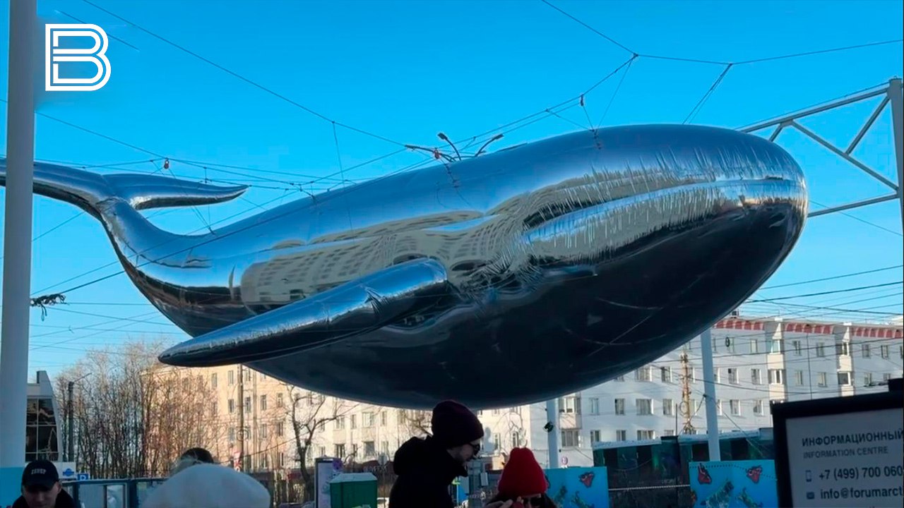 Кита в центре Мурманска на время зимы заменит новогодняя елка С наступлением сильных ветров оставлять кита небезопасно Однако насовсем воздушную фигуру убирать не собираются сообщили на пресс конференции по благоустройству исторического центра города В 2026 году начнется благоустройство площади перед Меридианом На это время местную достопримечательность так же не получится оставить на прежнем месте Однако в администрации Мурманска уже думают куда временно переселить кита Предлагается провести народное голосование чтобы решить этот вопрос Все самые важные новости Telegram MAX