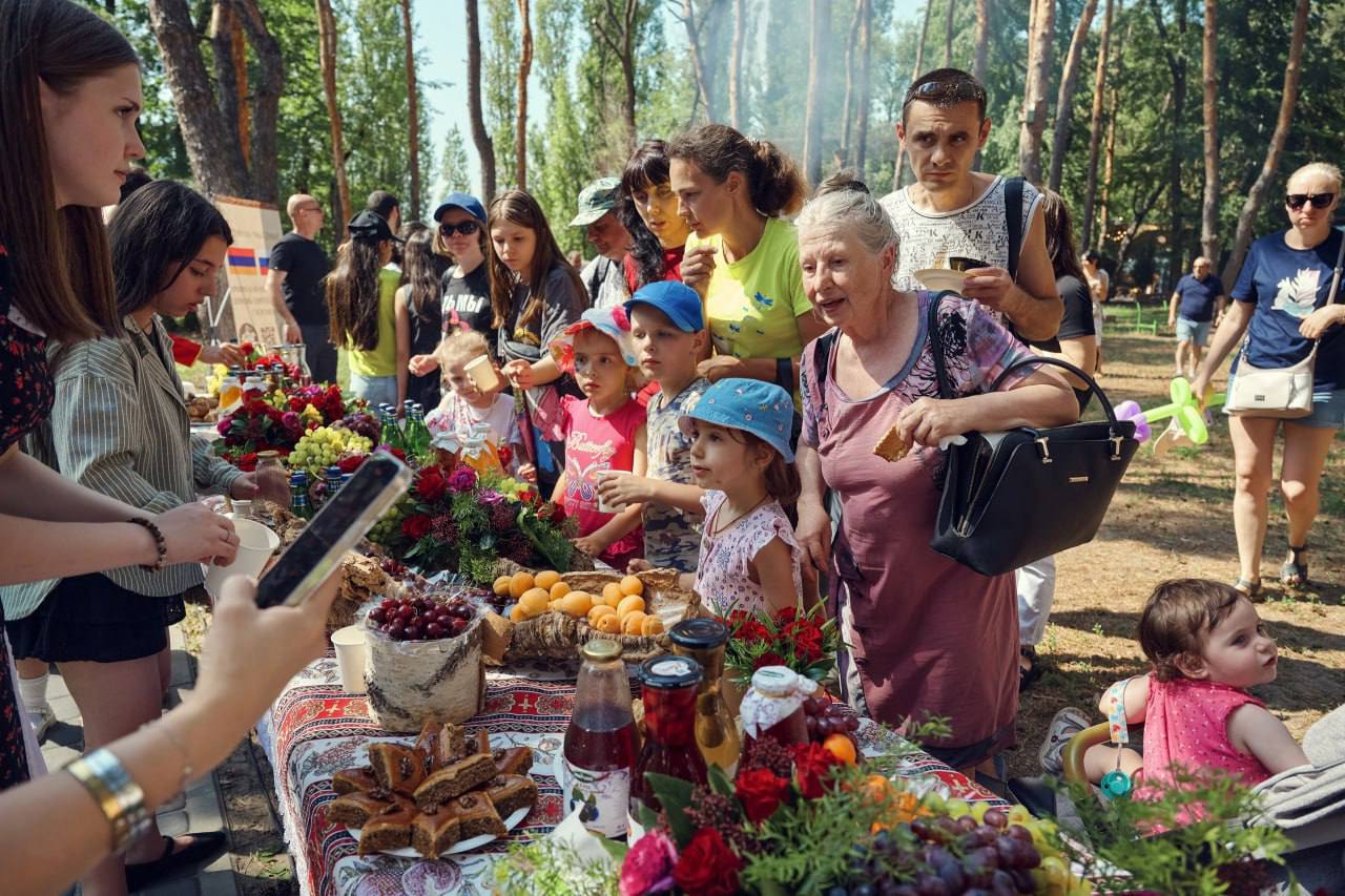 Церковь Св. Саркиса в Воронеже представила армянскую культуру на фестивале «Мы - семья!» Администрация Воронежа и Воронежская митрополия Русской Православной Церкви организовали и провели фестиваль «Мы – семья!». Церковь Святого Саркиса в Воронеже впервые приняла участие в общегородском фестивале, представив армянскую культуру. В рамках мероприятия был организован показ традиционных армянских блюд, были представлены армянские народные танцы. • Дзен • Сайт • TikTok • Facebook • Instagram • YouTube • X/twitter