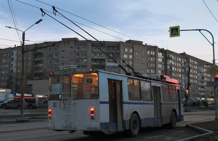 В северном городе Прикамья обсуждают вопрос прекращения работы троллейбусов Власти Березников в 2026 году намерены свернуть работу троллейбусов и заменить их автобусами Основная причина сильный износ существующего парка и необходимость модернизации сетевого хозяйства которая оценивается в 2 млрд руб Таким образом в Пермском крае не останется такого вида общественного транспорта как троллейбус Ранее от него отказались власти Перми Эксперт Ъ Прикамье подтверждает что эксплуатация троллейбуса выходит дороже чем автобуса