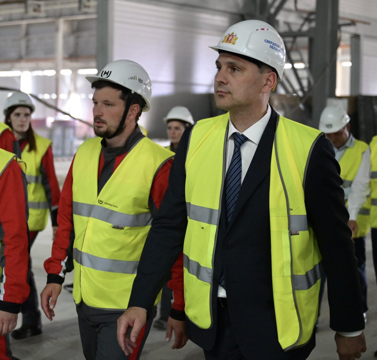 Руководитель Свердловской области Денис Паслер в среду совершил рабочую поездку в Алапаевск и Верхнюю Синячиху, где посетил градообразующие предприятия и площадки ремонта социальных объектов  Как заявил глава региона, в ближайшее время территории бывшего Новоалапаевского металлургического завода будет присвоен статус новой очереди особой экономической зоны «Титановая долина». Уже в декабре здесь будет запущен завод по производству мелющих стальных шаров, а в следующем году начнется строительство еще двух предприятий.    Подробнее читайте на сайте «Областной газеты».    департамент информационной политики Свердловской области   Подписаться на «ОГ» Прислать новость Поддержать канал