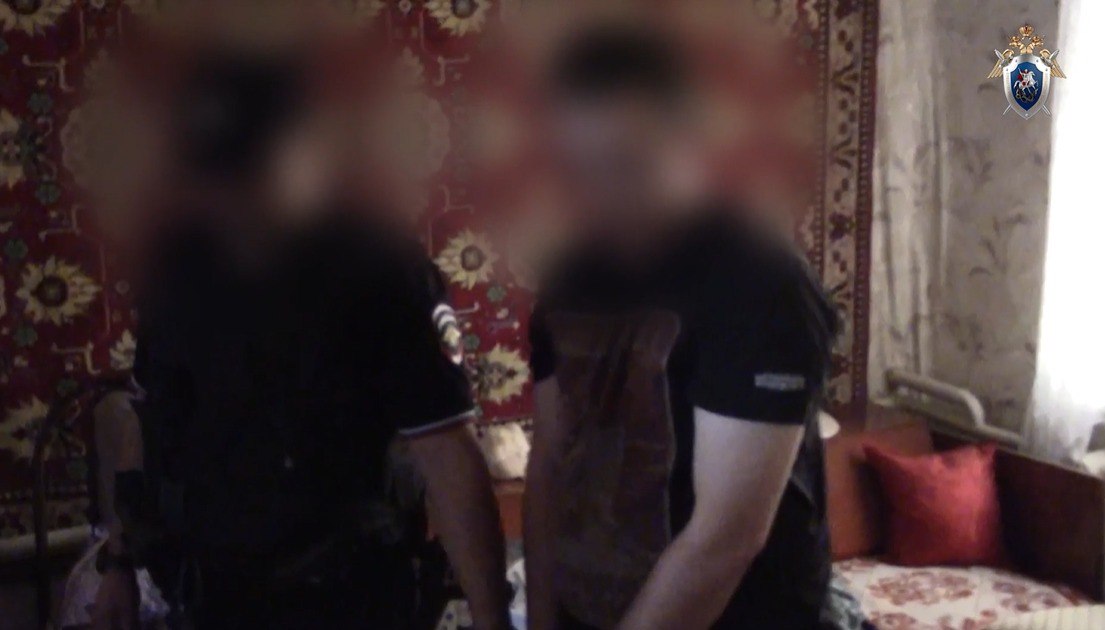 Предполагаемого убийцу 85-летнего мужчины задержали в Новошахтинске. Им оказался 18-летний внук пожилого человека, сообщает Следком Ростовской области. По версии МВД региона, молодой человек в состоянии наркотической зависимости, пришел к домой деду, напал на него с деревянной палкой и забил до смерти. Затем он забрал 40 тысяч рублей и скрылся с места преступления. Его задержали по горячим следам. По месту жительства у юноши обнаружили одежду со следами крови и ключ от дома погибшего. Возбуждено уголовное дело по статьям УК РФ «Убийство, сопряжённое с разбоем» и «Разбой с причинением тяжкого вреда здоровью». Фото - Следком РО Подписаться Прислать новость