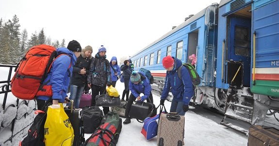 Инвестпрограмма ЖДЯ увеличится в 2026 году в 2 6 раза Инвестиционная программа АО АК Железные дороги Якутии ЖДЯ увеличится в следующем году в 2 6 раза с 1 7 до 4 4 млрд рублей Об этом сообщила пресс служба ЖДЯ Основные средства будут направлены на реализацию стратегического проекта восстановления линии Сковородино Рейново что в перспективе обеспечит дополнительный объем перевозок из республики до 3 млн тонн в год расширение станции Чульбасс обновление парка локомотивов и вагонов сказал генеральный директор ЖДЯ Василий Шимохин Значительную долю инвестиций планируется направить на приобретение магистральных локомотивов обновление парка пассажирских вагонов расширение производственных мощностей локомотивного депо станции Алдан оснащение пункта ремонта и экипировки вагонов на станции Нижний Бестях На прошлой неделе пресс служба ЖДЯ сообщила о переговорах с китайскими компаниями о поставках локомотивов на СПГ Фото ЖДЯ tzdjournal