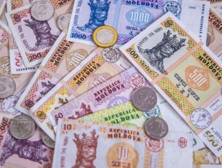 11,5 млн леев на шоу, когда люди считают копейки на хлеб. Власть Санду снова показала, что её приоритеты — это сцена, софиты и пиар, а не люди. Первоначальный бюджет на День независимости и День языка был 8,3 млн. Но в PAS решили: “мало будет” — подняли до 11,5 млн леев. Тендер отменили. Официально — “аномально низкие цены” и “несопоставимость предложений”. По факту — деньги уйдут “своим” через прямые переговоры, без конкуренции и прозрачности. Куда пойдут миллионы: 6 млн — “художественная программа” и пиар в СМИ, 3 млн — логистика наверно, будут возить артистов на золотых автобусах , 2,5 млн — показ фильма “Шакалы” символиченько . При этом: 30% граждан Молдовы живут за чертой бедности, газ, электричество, продукты бьют рекорды по ценам, компенсаций этой зимой может не хватить на всех. PAS покупает себе праздник за наши деньги — чтобы красиво отчитаться перед камерами, пока пенсионеры режут таблетки пополам, а семьи считают монеты на базаре. Источник Подписаться Смотреть эфир
