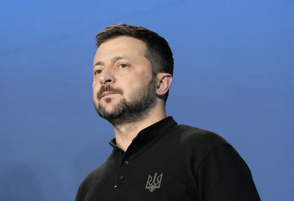 Зеленский ввел санкции против 74 компаний из РФ, Китая, Ирана и Узбекистана Владимир Зеленский ввел в действие решение Совета национальной безопасности и обороны СНБО Украины о санкциях в отношении 74 компаний, зарегистрированных в России и других государствах. Соответствующий указ опубликован на сайте его офиса. Санкции введены против металлургических, машиностроительных, авиастроительных и химических предприятий, а также ряда конструкторских бюро. Помимо российских предприятий, в список вошли семь иностранных компаний с регистрацией в Китае, Иране, Узбекистане. Кроме того, под санкции подпали 58 физических лиц. Санкции введены сроком на 10 лет. Они традиционно включают блокирование активов на территории Украины, аннулирование лицензий, запрет на передачу объектов интеллектуальной собственности, прекращение торговых соглашений, а также лишение всех украинских госнаград.