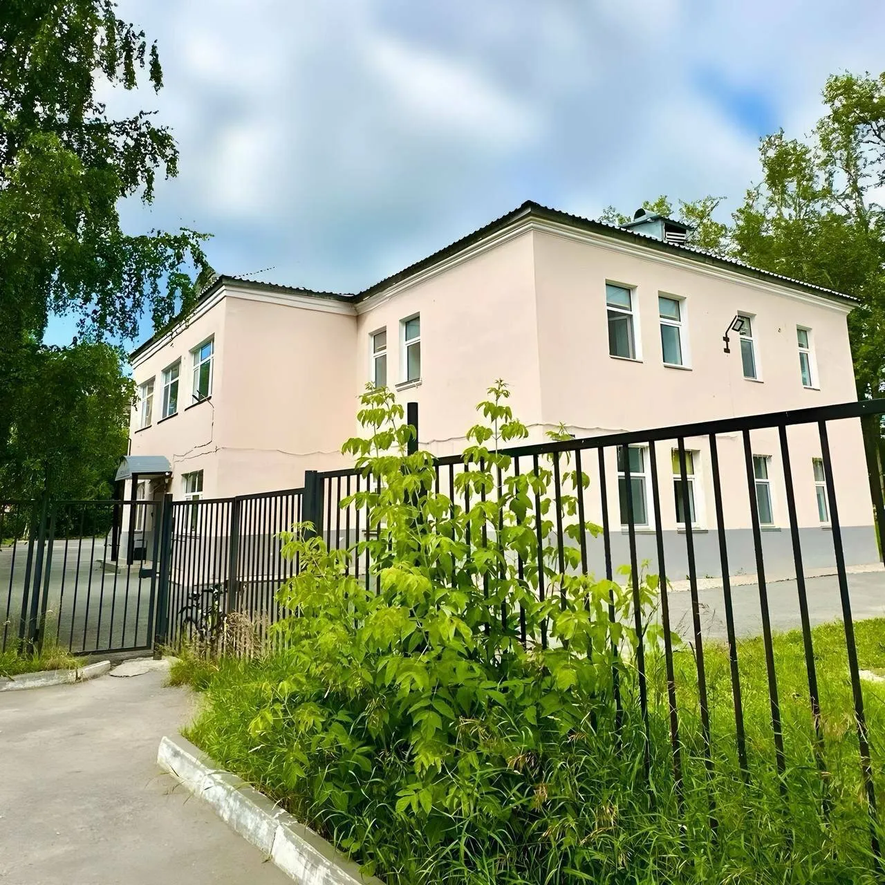Ребенок заразился сальмонеллезом в частном садике в Березниках Малыш ходил в Академик на улице Олега Кошевого 9а Роспотребнадзор провел внеплановую проверку и обнаружил на пищеблоке грубейшие нарушения У повара не оказалось медицинской книжки а само помещение не было приспособлено для приготовления еды отсутствовало оборудование не соблюдались температурные режимы и правила маркировки продуктов С готовых блюд не снимали суточные пробы отсутствовала документация на молочную продукцию не велся гигиенический журнал сотрудников Суд признал владельца сада виновным по статье за нарушение санитарно эпидемиологических требований и приостановил деятельность на 30 суток Помещение уже опечатали Читайте нас в MAX мы есть и там