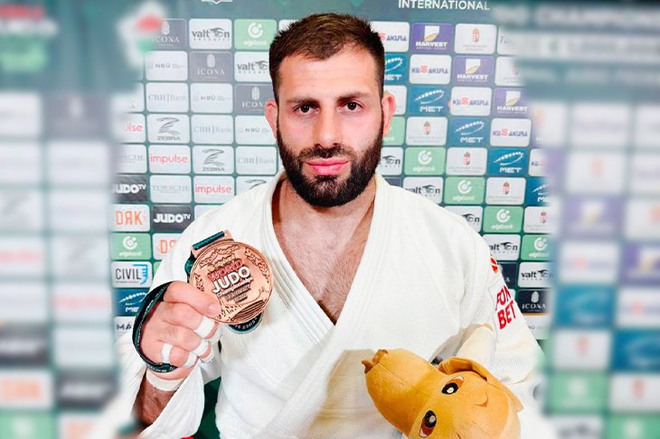Волгоградский дзюдоист Арман Адамян стал бронзовым призером чемпионата мира   На проходящем в эти дни чемпионате мира по дзюдо в столице Венгрии Будапеште воспитанник волгоградской школы дзюдо Арман Адамян накануне, 18 июня, снова продемонстрировал свой высокий уровень и завоевал бронзовую медаль в весовой категории до 100 кг.  Адамян в составе сборной России, которая выступает на соревнованиях под флагом Международной федерации дзюдо, начал турнир с победы над таджикским соперником Кароматулло Хакимовым, затем за полторы минуты Арман, являющийся чемпионом мира 2023, победил Омара Эль-Рамли из Египта и оказался сильнее олимпийского чемпиона, двукратного чемпиона мира и лидера рейтинга Зелима Коцоева из Азербайджана. Подробнее