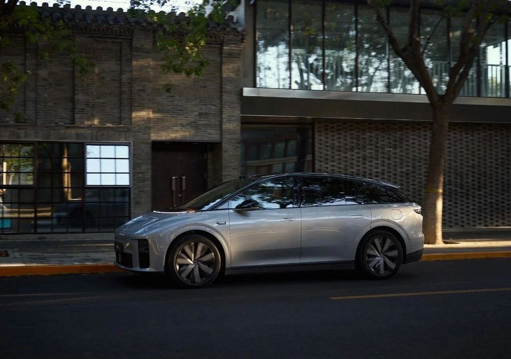 Кроссовер i6 BEV от Li Auto поступит в продажу 26 сентября Компания Li Auto объявила сегодня о запуске модели i6 26 сентября Размеры авто 4950 1935 1655 1670 мм при колёсной базе 3000 мм Автомобиль будет доступен в заднеприводной RWD и полноприводной AWD модификациях Заднеприводная версия оснащена двигателем мощностью 250 кВт 335 л с а полноприводная передним электродвигателем мощностью 150 кВт 201 л с и задним электродвигателем мощностью 250 кВт 335 л с Высоковольтная архитектура 800 В в сочетании с батареей LFP 5C обеспечивает запас хода до 500 км после 10 минут зарядки Общий запас хода составляет 720 км Аналитики считают i6 ключевой моделью для перехода Li Auto на электромобили Они предлагают компании придерживаться агрессивной ценовой стратегии снизив запланированный ценовой диапазон с 250 000 300 000 юаней 34 750 41 700 до 200 000 250 000 юаней 27 800 34 750 для стимулирования продаж i6 выйдет на рынок средних и больших кроссоверов где ему предстоит конкурировать с Aito M7 Xiaomi YU7 Tesla Model Y Xpeng G9 Zeekr 7X и Nio ES6 Прислать новость EVforum Чат Li Auto   evНовости