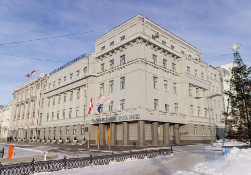 В Омске ищут новых перевозчиков на два маршрута Департамент транспорта администрации Омска объявил конкурс на обслуживание маршрутов 99 мкр Рябиновка пос Чкаловский и 514 ул Бархатовой 3 й Разъезд Оба направления не работают уже несколько месяцев после ухода прежних операторов Маршрут 99 протяжённостью 27 2 км рассчитан на 12 малых автобусов 514 19 3 км на 10 автобусов среднего класса Оба маршрута нерегулируемые без субсидий В мэрии рассчитывают что после подбора новых перевозчиков транспортное сообщение для жителей этих районов будет восстановлено