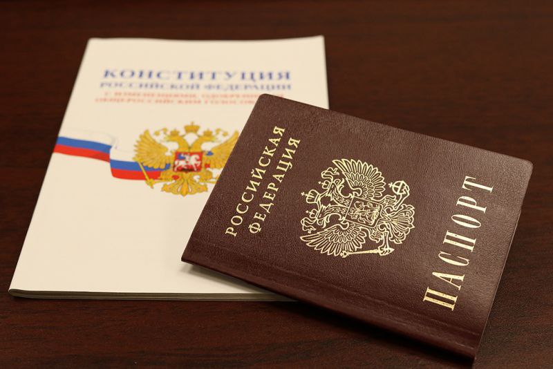 В преддверии Дня России состоялось торжественное вручение паспортов юным саратовцам #МыГражданеРоссии Праздничное мероприятие прошло в Приемной Президента Российской Федерации. По традиции документы шестерым школьникам, достигшим 14-ти лет, вручили Главный федеральный инспектор по Саратовской области Виталий Сластной и начальник Управления по вопросам миграции ГУ МВД России по Саратовской области подполковник полиции Татьяна Пимбурская. Вместе с паспортами ребята получили брошюры Конституции Российской Федерации и обложки для документов. Взрослые поздравили виновников торжества с наступающим государственным праздником и получением паспортов, пожелали добиваться поставленных целей и быть достойными гражданами нашей страны, а также напомнили, что получение паспорта – шаг во взрослую жизнь, и вместе с документом они обрели не только новые права, но и обязанности.