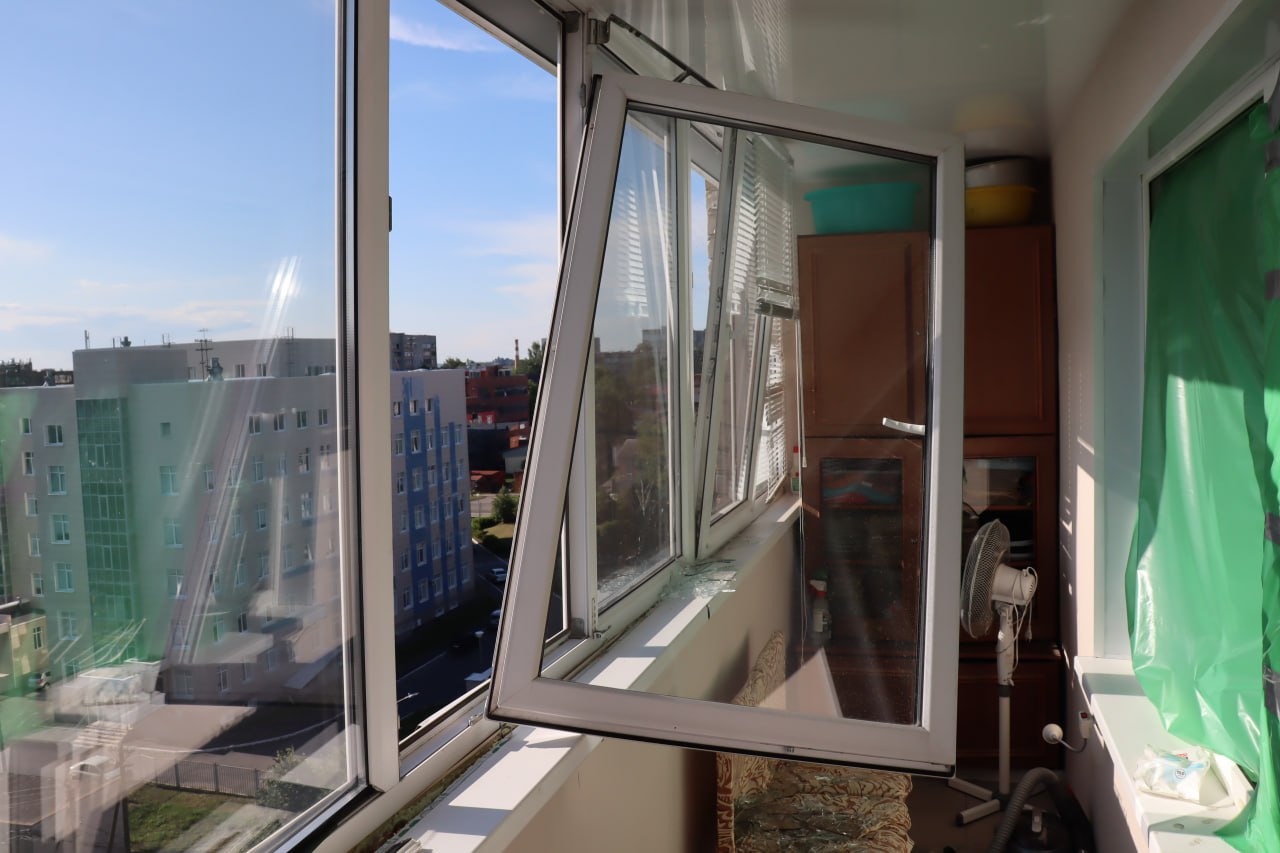 В доме по ул. Димитрова устраняют последствия падения обломков БПЛА Повреждены стены машинного отделения отключен лифт и три плиты чердачного перекрытия сквозное отверстие . Несущие элементы не пострадали. Фонд капремонта временно устранил протечки, закрыв отверстие пленкой и планируя покрыть гидроизолом. Вести-Курск. Только проверенная информация Прислать новость