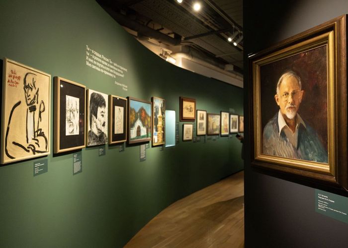 В Москве в Доме русского зарубежья имени Александра Солженицына открылась выставка Я вернусь отраженьем Из России в Россию приуроченная к 30 летию учреждения