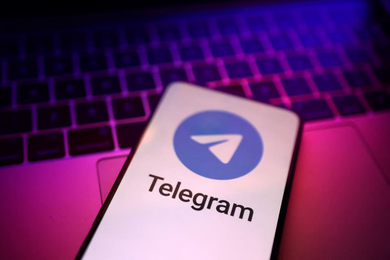 В Совфеде подтвердили намеренное замедление Telegram Проблемы с загрузкой видео это не технический сбой а спланированная акция властей Зампред Совета по развитию цифровой экономики Артем Шейкин заявил что меры против мессенджера вводятся последовательно из за отказа платформы сотрудничать в борьбе с преступностью Ограничения начали применять еще в августе 2025 года тогда пострадали звонки а теперь замедляют передачу медиафайлов Сенатор отметил что давление усиливают поэтапно чтобы дать россиянам время адаптироваться и найти замену   Шейкин прямым посоветовал пользователям мигрировать в национальные мессенджеры settersmedia news