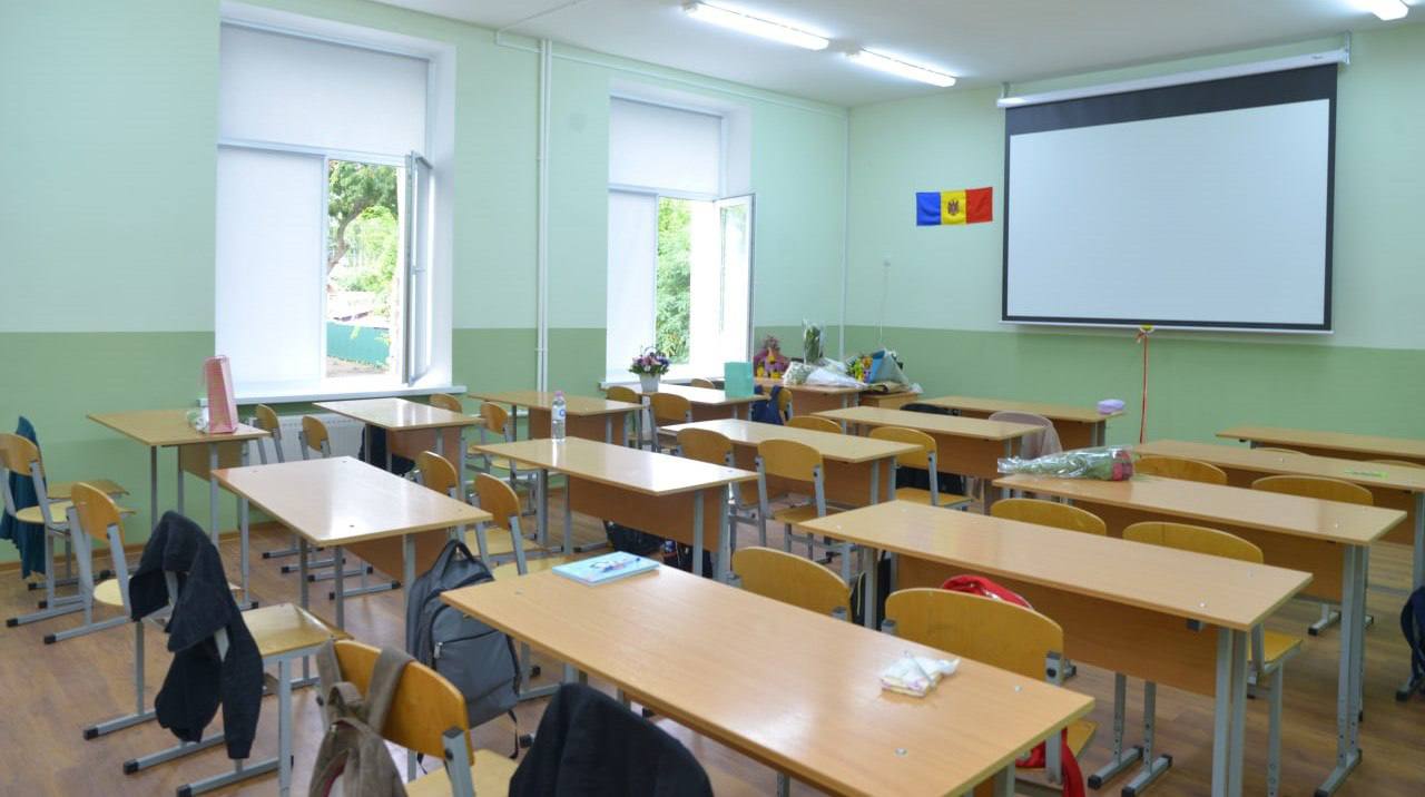 Школьная помощь для более чем 295 000 учеников! Председатель парламента Игорь Гросу и министр образования Дан Перчун объявили о новой программе финансовой поддержки для детей с 1 по 9 класс. Каждый ученик получит по 1 000 леев. Выплаты будут производиться с 2 по 5 сентября 2025 года через CNAS — напрямую на карту одного из родителей или наличными через почту. Данные будут автоматически взяты из системы Министерства образования, чтобы процесс был простым и быстрым. В особых случаях отсутствие данных или возвращение из диаспоры родители смогут подать заявление в CNAS. Ожидается, что в такой процедуре потребуется менее 3% получателей. ↗ По словам официальных лиц, бюджет на поддержку семей и детей за последние 5 лет вырос почти вдвое — с 2,8 млрд леев в 2021 году до 4,8 млрд леев в 2025 году.