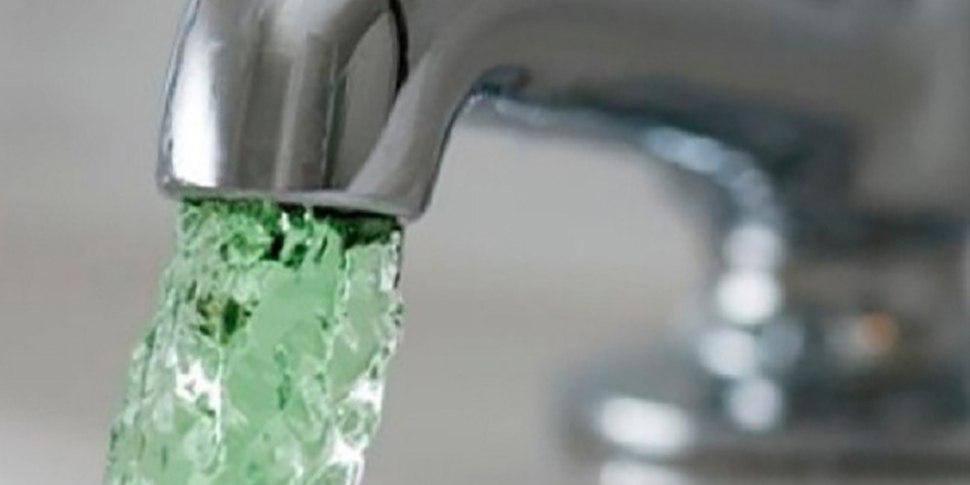 В некоторых домах Минска вода может позеленеть Но пугаться не стоит Жители Ленинского Заводского Советского и Первомайского районов могут заметить что вода в кране стала зеленоватой С 11 ноября и до конца отопительного сезона Минские тепловые сети будут добавлять в систему теплоснабжения специальный краситель флуоресцеин Он помогает находить утечки и проверять герметичность водонагревателей Вещество безопасно для здоровья и разрешено санитарными нормами Цвет исчезнет сам после завершения проверки Свой адрес можно проверить тут