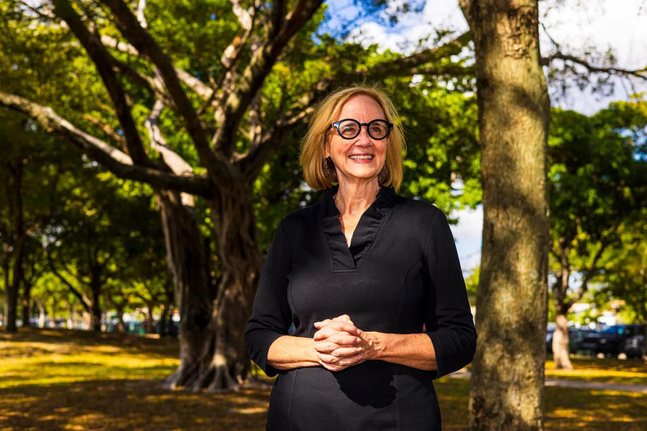 Крупное поражение республиканцев в США В Майами впервые с 1997 года мэром стала демократ бывшая окружная комиссарка Эйлин Хиггинс сообщает The New York Times Она набрала 59 во втором туре и опередила бывшего мэра Эмилио Гонсалеса 41 входившего в переходную команду Министерства внутренней безопасности при Трампе Хиггинс сменит на посту действующего мэра Фрэнсиса Суареса республиканец Демократы надеются что эта избирательная кампания создаст прецедент для промежуточных выборов 2026 года Хотя выборы в Майами формально были беспартийными Трамп поддержал Гонсалеса а Демпартия Хиггинс Хотя местные выборы не всегда точно отражают общенациональные настроения или позволяют предсказать изменятся ли позиции в избирательных округах Конгресса национальные демократы поспешили отпраздновать убедительную победу Хиггинс комментирует NYT Сайт Страна X Twitter Прислать новость фото видео Реклама на канале Помощь