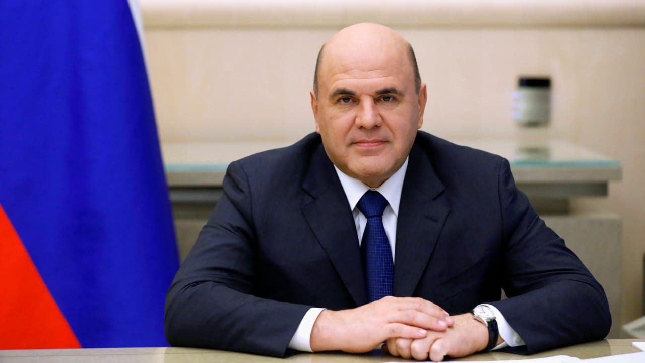 Михаил Мишустин поздравил работников отраслей связи с Днем радио «130 лет назад русский физик Александр Попов провел первый сеанс радиосвязи. Это открытие изменило мир, дало импульс для развития новых технологий. И я сердечно поздравляю вас с профессиональным праздником и с этой знаменательной датой – с Днем радио. За эти годы пройден огромный путь развития – от искровой беспроводной приемо-передающей системы до цифрового радиовещания, интернет-соединений и мобильной связи. Эти преобразования стали возможными благодаря уникальным разработкам российских ученых, инженеров, конструкторов. Сегодня работники всех отраслей связи, теле- и радиовещания, сферы цифровых технологий решают важные государственные задачи, направленные на предоставление качественных и конкурентоспособных услуг, высокоскоростного доступа к Всемирной сети. А также развивают современные системы связи, строят телекоммуникационную инфраструктуру с применением отечественных решений. Ежедневно тысячи радиостанций от Владивостока до Калининграда создают уникальный контент, рассказывают в эфире о главных новостях страны и мира. Вместе с вами миллионы людей слушают познавательные передачи, репортажи и интервью, эстрадную и классическую музыку, участвуют в викторинах и конкурсах. Убежден, что профессионализм, ответственный подход к делу, целеустремленность будут и впредь помогать вам в осуществлении намеченных планов, служить интересам России и ее граждан. Желаю новых успехов и достижений, здоровья, счастья, благополучия вам и вашим близким».