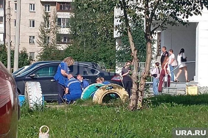 Тело подростка обнаружили на Уралмаше на автомобиле Труп подростка на автомобиле у дома по улице Уральских рабочих обнаружили в Екатеринбурге Об этом со ссылкой на источник в экстренных службах пишет URA RU По предварительным данным несовершеннолетний упал на машину сказал собеседник агентства uralweb ru