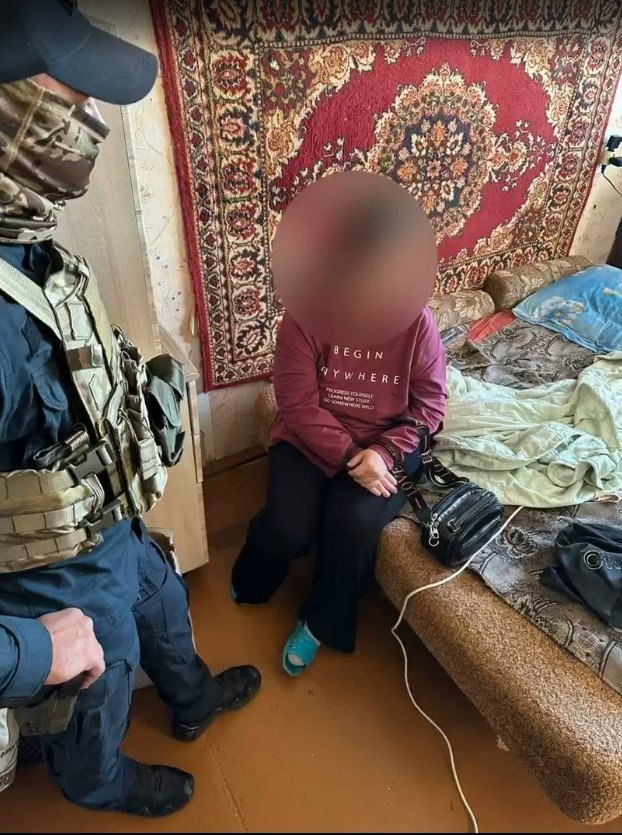 Жительницу Бийска отправили в колонию за помощь ВСУ 42 летняя бийчанка перевела на счет военнослужащих вооруженных сил Украины 360 тысяч рублей Таким образом она оказала финансовую помощь иностранному государству организации и их представителям в деятельности направленной против безопасности России Впоследствии злоумышленницу задержали сотрудники ФСБ сообщает пресс служба силового ведомства Суд признал местную жительницу виновной по ст 275 УК РФ Государственная измена Фигурантку приговорили к 16 годам колонии общего режима