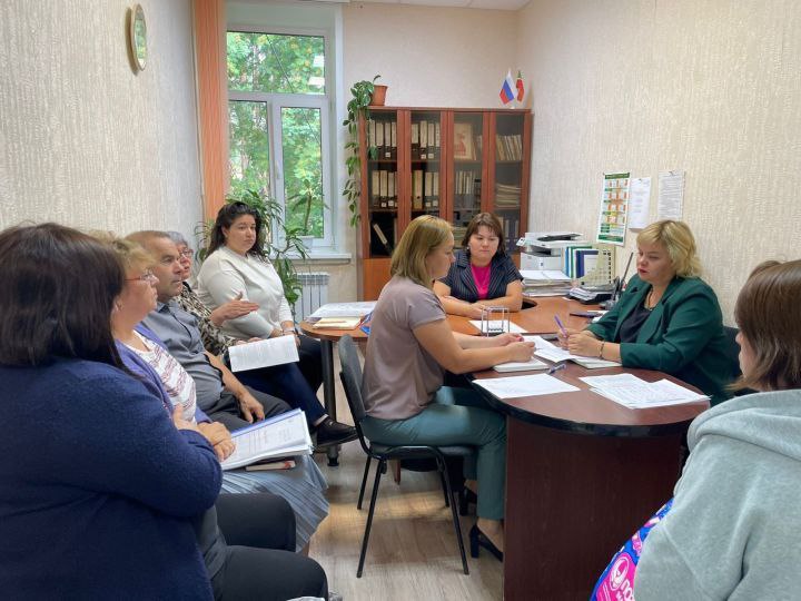В Верхнеуслонском районе обсудили поддержку семей в трудной ситуации На очередном заседании муниципального социально-реабилитационного консилиума рассмотрели положение пяти семей, находящихся на особом контроле. В обсуждении участвовали не только специалисты, но и законные представители детей. Ключевыми вопросами стали летнее трудоустройство родителей и подростков, а также возможности устройства детей в образовательные учреждения. По результатам заседания одну семью рекомендовали снять с патроната благодаря стабилизации обстановки. Участники также проанализировали работу информационной системы по учёту семей в социально опасном положении. На сегодня в Верхнеуслонском районе на сопровождении находятся восемь семей, в которых воспитываются четырнадцать несовершеннолетних.