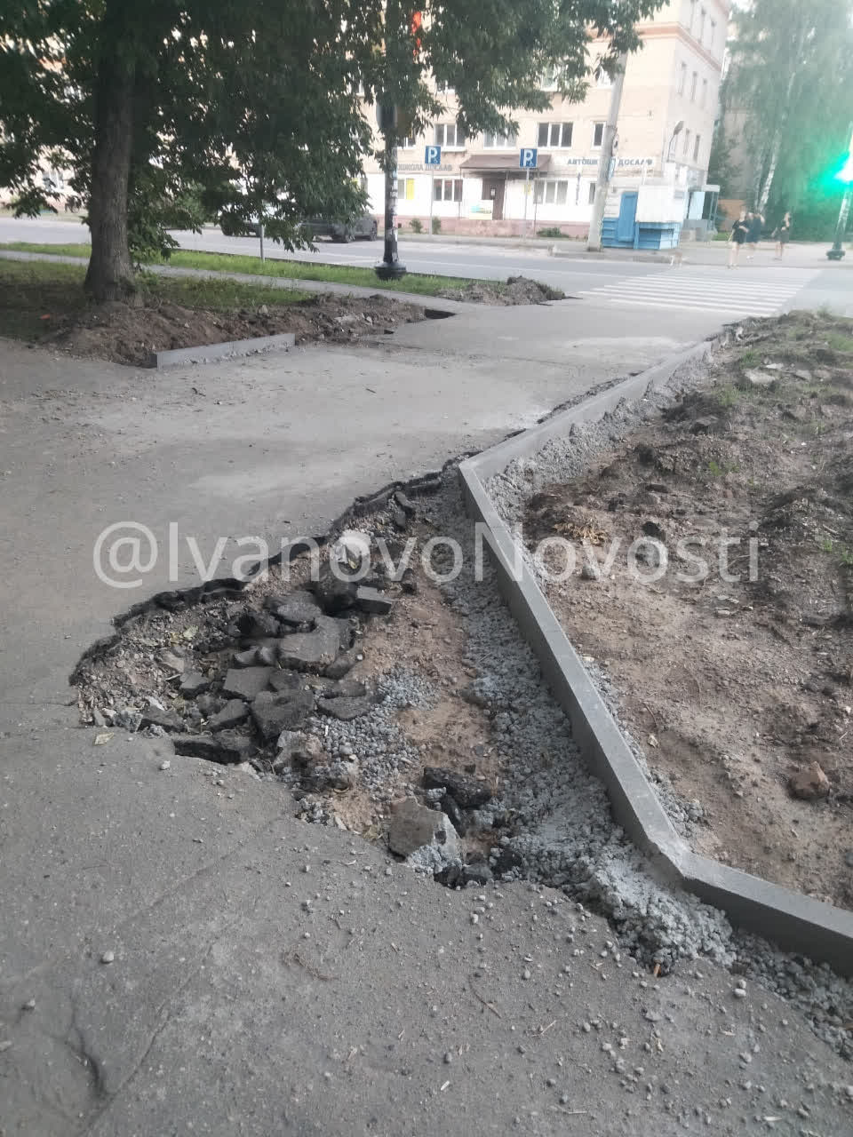 Прислали через : «Добрый день! На Велижской, 54 в Иванове был проведен ремонт. Вскрыли тротуар по краям, частично уложили новые бордюры. И на этом всё застопорилось. Асфальт повреждён, участок выглядит брошенным. Такое ощущение, что ремонт сделан для галочки. При этом никакого контроля со стороны ответственных служб не наблюдается, а управление благоустройства ограничивается показной активностью, оставляя за собой недоделки. Халатность на всех уровнях начиная от строителей и заканчивая администрацией»