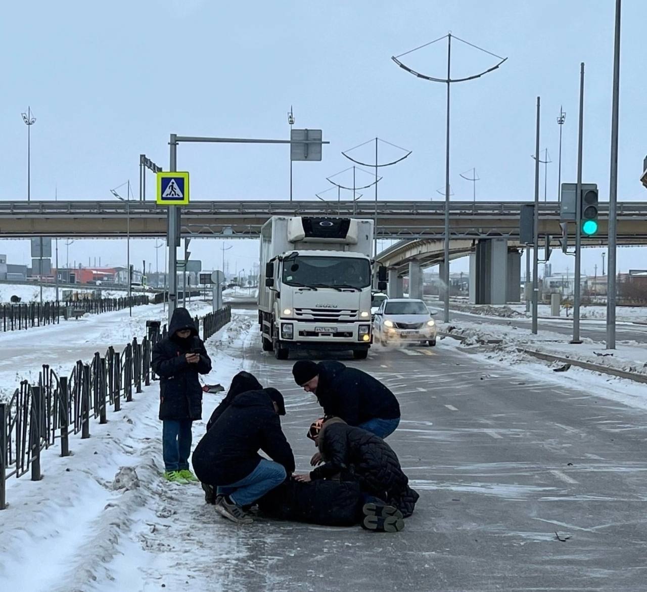 В Новом Уренгое сбили ребёнка  Мальчик переходил дорогу на Магистральной улице недалеко от школы №15. Сейчас его забрала скорая помощь в НЦГБ.  На месте уже работают сотрудники Госавтоинспекции. Выясняем подробности происшествия.   : ЧП   ДТП   Новый Уренгой   Импульс Севера