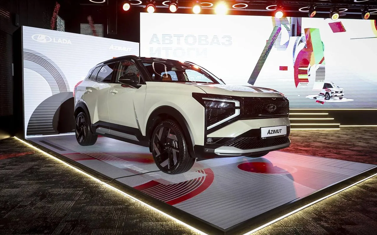Бывший дизайнер Jaguar и Rolls Royce Джайлс Тейлор оценил модели Lada Своими оценками он поделился с корреспондентом Autonews в кулуарах Пекинского автосалона В первую очередь Тейлор остановился на перспективной модели Azimut По его словам это удачный пример современного подхода к дизайну Сегмент внедорожников и компактных SUV сейчас очень востребован особенно в странах с суровыми погодными условиями такими как Россия или Северная Европа отметил Тейлор Такие автомобили ассоциируются с безопасностью благодаря высокому дорожному просвету и ощущению защищенности что важно для семейных покупателей а также ценятся за универсальность и практичность добавил он Дизайнер вспомнил и классическую Lada Niva к которой по его признанию испытывает особую симпатию Он назвал этот автомобиль культовым и подчеркнул его цельный легко узнаваемый образ Мне нравятся интересные графические решения практичные детали вроде багажника на крыше характерные колеса с хромированными элементами Это действительно культовый дизайн добавил дизайнер Он отметил что такие машины до сих пор можно встретить например на улицах Мюнхена Он также упомянул Lada Vesta однако подробно останавливаться на ней не стал Тейлор отметил что косвенно знаком с этой моделью и напомнил что ее дизайн разрабатывал Стив Маттин с которым его связывает давняя дружба Тейлор поделился и мнением о современном китайском автопроме По его словам бренды из КНР не могут похвастаться богатым наследием но имеют внушительный набор технологий эксклюзив autonews Autonews в Telegram VK Канал РБК в Mакс