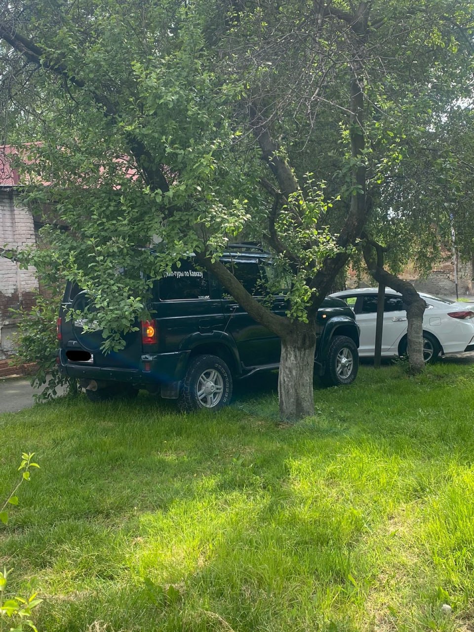 Управление по контролю за городским хозяйством АМС г.Владикавказа продолжает работу по выявлению автовладельцев, паркующихся на непредназначенных для этого территориях. Нарушение действующего законодательства выявлено по ул.Титова. В отношении правонарушителя составлен административный протокол в соответствии с ч.9 ст.6 Закона РСО-Алания № 43-РЗ. Напоминаем, что размещение транспортных средств на расположенных в границах населенных пунктов газонах, цветниках, иных территориях, занятых травянистыми растениями, детских и спортивных площадках, влечет наложение административного штрафа на граждан в размере от одной тысячи до трех тысяч рублей.