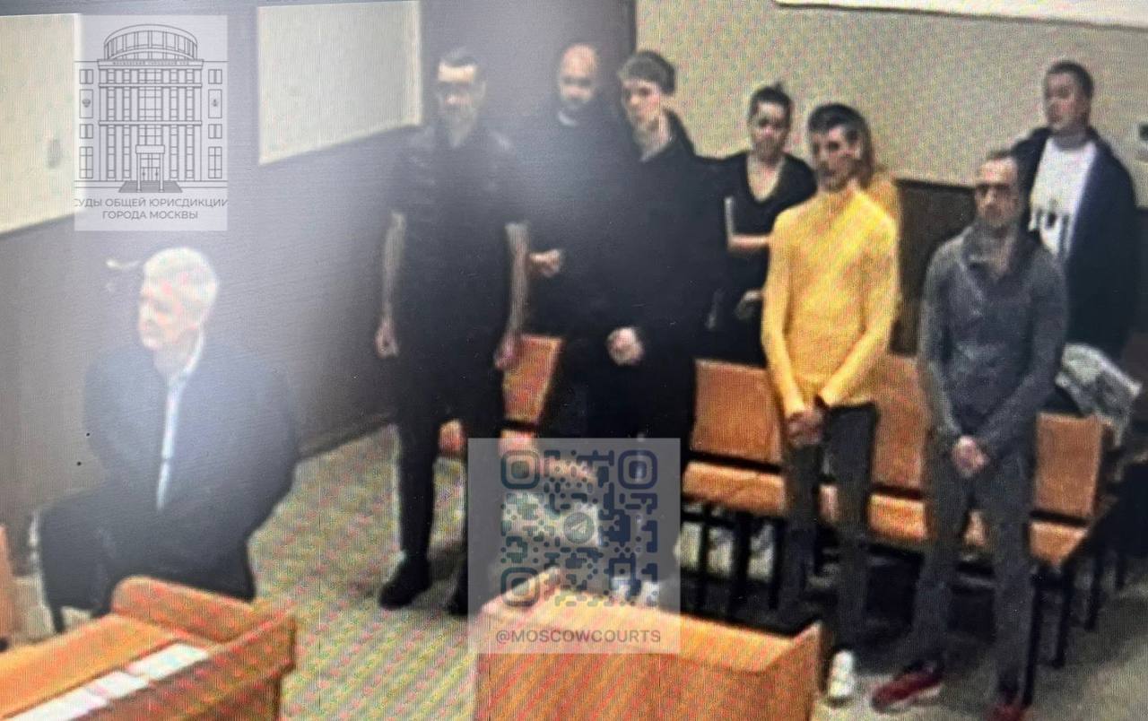 Столичный суд провозгласил приговор сотрудникам городской клинической больницы по делу о мошенничестве в особо крупном размере  Приговором Измайловского районного суда города Москвы  Новиков Роман Андреевич признан виновным в совершении 4-х преступлений, предусмотренных ч. 4 ст. 159 УК РФ, и окончательно назначено наказание в виде лишения свободы на срок 5 лет 6 месяцев, с отбыванием наказания в исправительной колонии общего режима.  Другие фигуранты также признаны судом виновными и назначены различные сроки наказания.   Новиков Р.А. взят под стражу в зале суда.  #измайловский2025