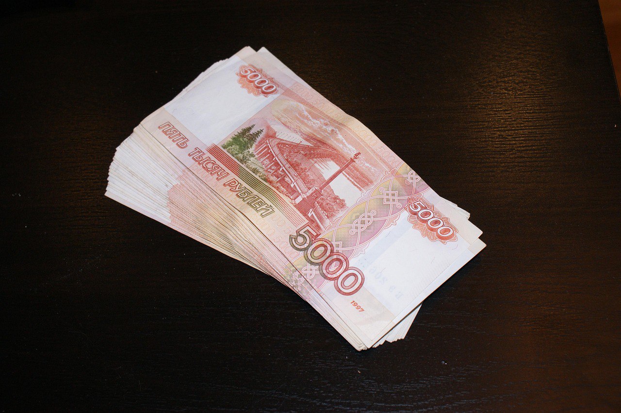 Жительница Красноярского края пыталась получить выплату за погибшего в боевых действиях экс-супруга. Она солгала о его отцовстве В Красноярском крае возбуждено уголовное дело после попытки «заработать» 3 млн рублей на гибели погибшего в боевых действиях бывшего супруга. По данным прокуратуры, осенью 2023 года житель Железногорска заключил контракт, а спустя месяц его супруга подала на развод. В заявлении женщина указала, что брачные отношения прекратились ещё в 2021 году, когда он покинул Железногорск, и с тех пор их ничего не объединяет. Через некоторое время у женщины родился ребёнок, а еще спустя несколько дней она узнала, что ее бывший супруг погиб на военной службе. Тогда молодая мать заявила об отцовстве экс-супруга. Получив соответствующий документ в ЗАГС, женщина обратилась с заявлениями о назначении страховой выплаты ребенку, единовременного пособия, пенсии по случаю потери кормильца, а также ежемесячной выплаты как членам семьи участника СВО. Общая сумма матпомощи превысила 3 млн рублей. Погибший не был отцом малыша: в медицинских документах беременной был указан другой мужчина. От прохождения назначенной судом генетической экспертизы для установления родства погибшего и новорожденного женщина отказалась. У военного был совместный ребенок с другой женщиной, которая и обратилась в суд с требованием лишить экс-супругу права на получение социальных выплат. После проверки прокуратуры в отношении женщины возбуждено уголовное дело о мошенничестве, суд лишил ее прав на получение мер социальной поддержки. Фото: pixabay.com/pavelmoscow Подписаться Прислать новость Помочь бустами