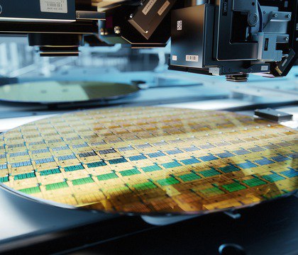 TSMC повысит цены на 2 нм кремниевые пластины из за их дефицита Economic Daily News Как сообщает Economic Daily News EDN ссылаясь на данные источников тайваньский полупроводниковый гигант TSMC планирует повысить цены на производство чипов по 2 нанометровому техпроцессу из за дефицита соответствующих кремниевых пластин и значительного превышения спроса над предложением