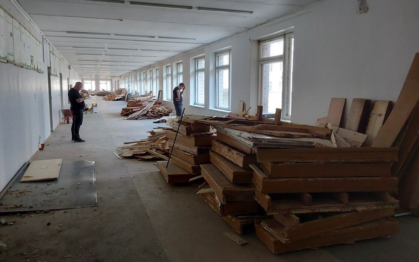В Удмуртском аграрном университете начался капремонт В УдГАУ стартовал капитальный ремонт лекционного блока первого учебного корпуса. Работы ведутся в рамках национального проекта «Технологическое обеспечение продовольственной безопасности». На обновление университета выделено около 400 млн рублей. Об этом сообщает пресс-служба Главы и Правительства Удмуртии. В рамках проекта будут обновлены фасады здания, полностью отремонтированы и оснащены современным оборудованием четыре лекционных зала и учебный класс практической подготовки ветеринаров и зоотехников. Фото: пресс-служба Главы и Правительства Удмуртии #Удмуртия #Ижевск