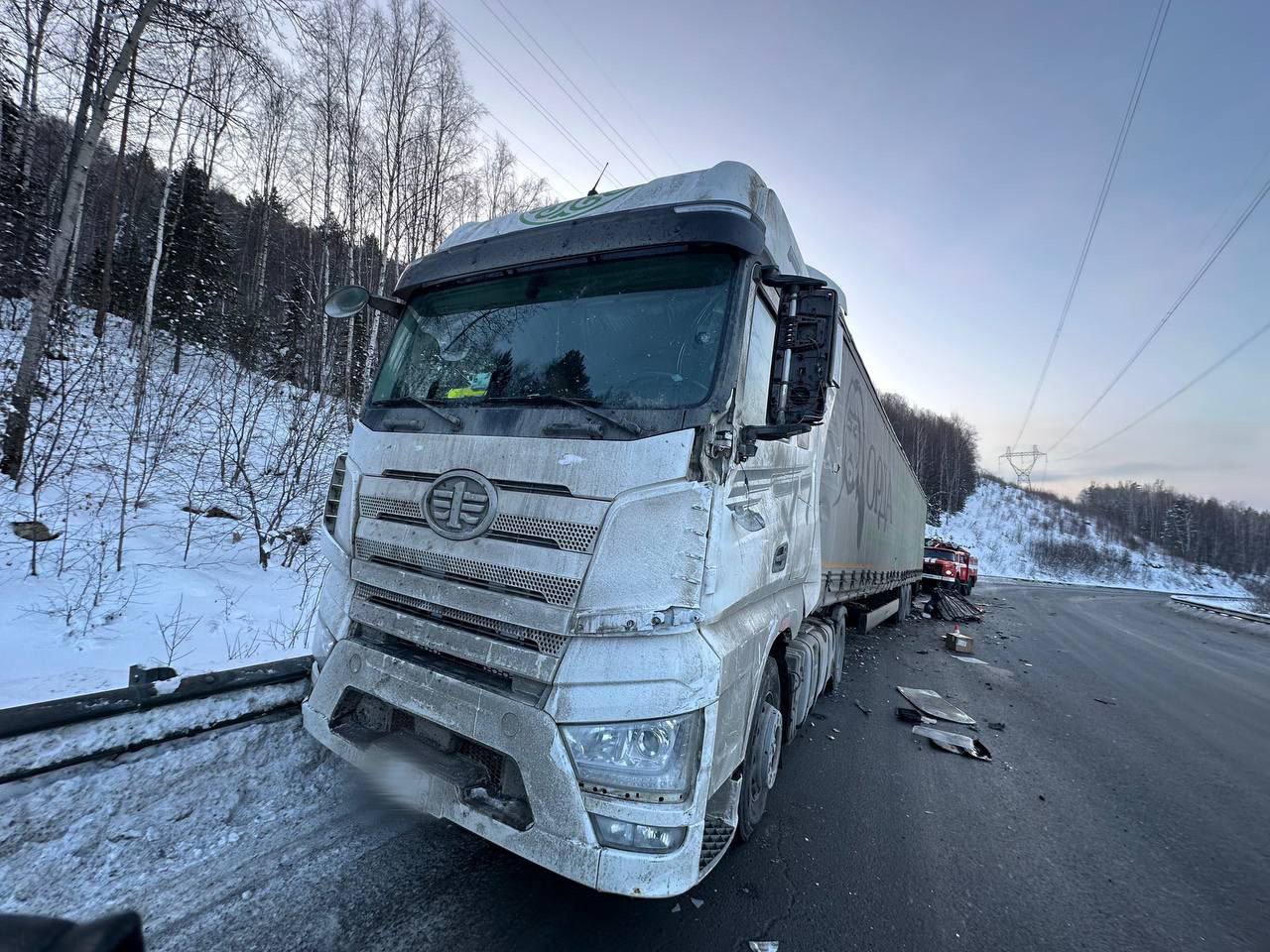 По уточненным данным ГИБДД Иркутской области пострадали 12 человек ДТП произошло около 17 часов в районе села Мангутай Слюдянского района на 124 километре федеральной трассы Байкал Столкнулись два большегруза и микроавтобус Хайс с пассажирами следовавшими из Иркутска в Улан Удэ По имеющимся сведениям на данный момент медицинская помощь понадобилась 12 участникам происшествия водителю и 11 пассажирам автобуса