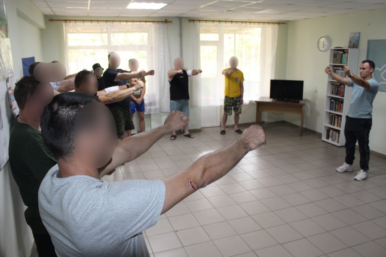 В рамках спортивного марафона «Сила России» и партпроекта «Здоровое будущее» для участников специальной военной операции, проходящих лечение в одном из госпиталей Республики, проведена гигиеническая гимнастика. Комплекс упражнений и рекомендации по их выполнению при различных ранениях дал врач по лечебной физкультуре и врачебной медицине Богдан Колесниченко. Секретарь местного отделения «Единой России», депутат Народного Совета ЛНР Светлана Гизай отметила, что выезд в госпиталь с целью оказания ребятам профессиональной помощи по лечебной физкультуре активисты посвятили Дню физкультурника. - На первый взгляд – это простейшие упражнения, но с учетом полученных ранений и длительного лечения, для многих они станут средством поддержания мышц в тонусе, а порой и реабилитацией. Для нас это новое направление в деятельности. С учетом результатов первой практики планируем продолжить подобные выезды, - сказала она. #ЕР81 #ЕдинаяРоссия #СилаРоссии