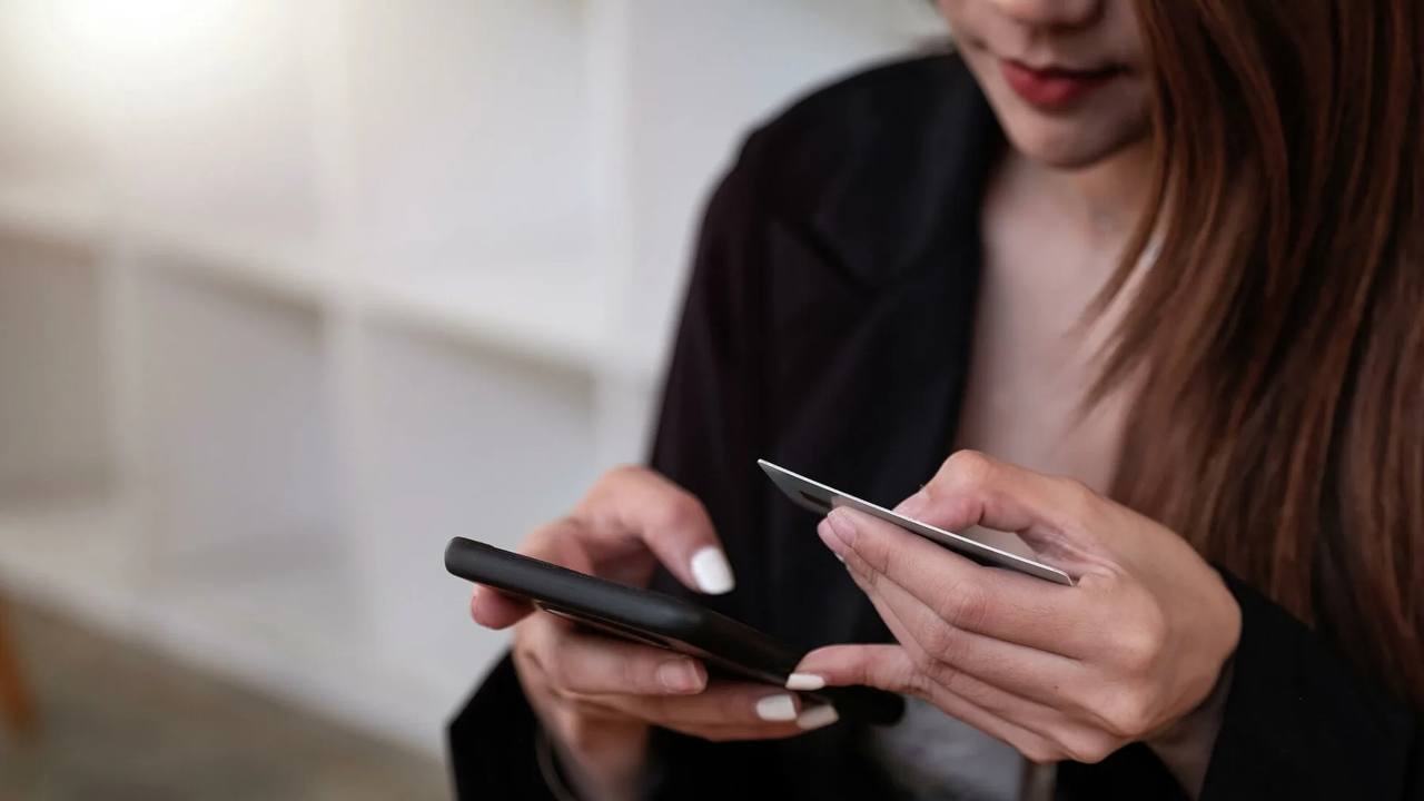 Студентка перевела 1 2 млн рублей аферистам чтобы спасти семью Очередной жертвой телефонных мошенников стало 17 летняя жительница Славянского района Девушке позвонил якобы декан из ее университета и попросил продиктовать код из СМС для заполнения анкеты После аферисты убедили ее что она попалась на схему мошенников и ее семья в опасности Лжесотрудники Центробанка и правоохранительных органов сказали студентке позвонить им через мессенджер и показать квартиру чтобы найти деньги но их там не было Тогда девушку отправили к родителям в Славянск на Кубани По их указанию она сняла с семейного счета 1 2 млн рублей приехала с ними в Краснодар и перевела деньги на безопасный счет Кубанские Новости Мы в MAX