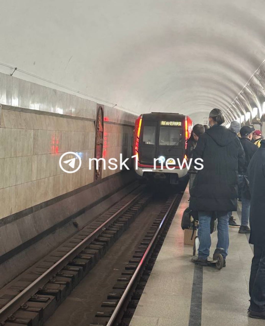 7   В метро случился сбой. На центральном участке Таганско-Краснопресненской линии временно увеличены интервалы движения из-за человека на пути.  Пассажир упал под поезд на станции метро «Пушкинская». Нет движения от «Таганской» до «Баррикадной».  UPD: Движение восстановлено и вводится в график  Если вы сейчас в метро и наблюдаете сбой, то сообщите об этом нам: