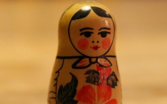 Ликсутов рассказал о новой программе на Матрешке Москвы   globalmsk ru news id 78303 В 2025 году в столице открылась новая цифровая достопримечательность Матрешка Москвы О запуске инновационного проекта рассказал Сергей Собянин В текущем году с помощью объекта будет транслироваться программа о культурных и географических особенностях регионов Об этом сообщил Максим Ликсутов вице мэр города по транспортным и промышленным вопросам Трансляция программы начнется 1 февраля Матрешка Москвы расположенная в парке Зарядье покажет цикл передач под названием Россия объединяет Гости узнают о культурных и географических особенностях разных регионов страны Виртуальное путешествие начнется на Крайнем Севере а закончится на Кавказе Кинетическая инсталляция познакомит москвичей с символами народов Российской Федерации В частности можно будет увидеть дерево Аал Луук Мас которое символизирует единство трех миров или костяную статуэтку являющуюся результатом промысла северян В объявлен