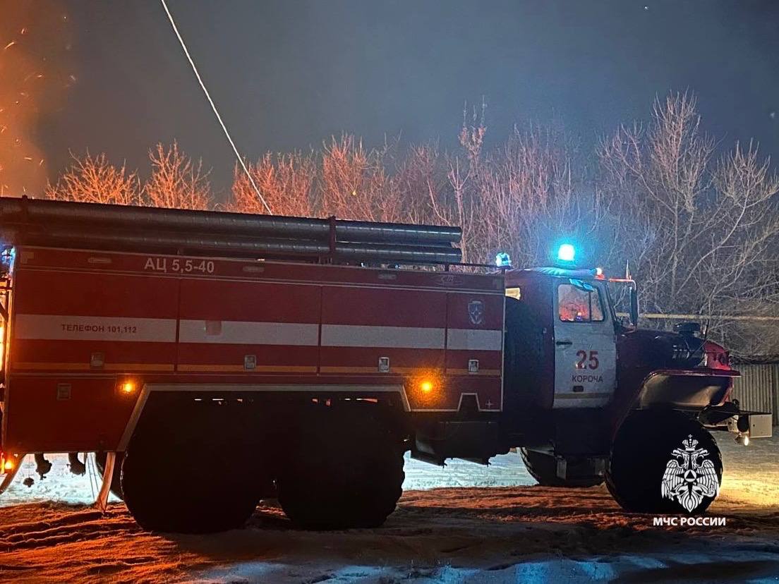 За минувшие сутки на территории региона зарегистрировано 5 пожаров.    В городе Старый Оскол на улице Курортная произошел пожар в жилом доме. Домовладение повреждено огнем на площади 91 метра квадратного. Предполагаемая причина возгорания - недостаток конструкции и изготовления электрооборудования. К ликвидации привлекались дежурные караулы двух пожарно-спасательных частей.  фото 1     В хуторе Хрящевое Корочанского района произошло возгорание в летней кухне. Хозяйственная постройка полностью повреждена огнем. К сожалению, погиб 67-летний мужчина. В настоящее время устанавливается причина происшествия. Для ликвидации привлекался дежурный караул пожарно-спасательной части № 25.  фото 2, 3     Кроме того, за сутки горел мусор в мусоросборной камере многоквартирного дома в Старом Осколе в микрорайоне Восточный. В Белгороде на проспекте Богдана Хмельницкого в кафе огнем повреждена барная стойка на площади 0,5 метров квадратных  фото 4 . А также в Шебекино на улице Полевая в складском помещении огонь повредил вещи на площади 12 метров квадратных.     Пожарные и спасатели региона призывают соблюдать правила безопасности. Береги себя и своих близких! В случае возникновения пожара срочно сообщай о происшествии по телефону «1   1  » или «1  1  2  ».